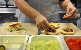 Que ce soit dans la restauration rapide ou la restauration à table, les ventes de burgers en France en 2013 ont explosé: ils représentent près de la moitié des sandwichs vendus, avec 970 millions d'unités, selon le cabinet Gira conseil.