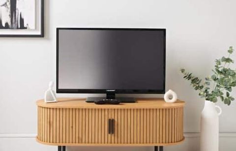 Envie d’un salon stylé sans se ruiner ? Ce meuble TV à portes coulissantes est à moins de 100 € chez B&M aujourd’hui