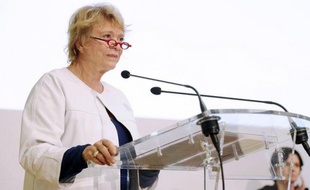 Eva Joly, candidate d'EELV à la présidentielle, a décidé de rebondir "immédiatement" sur la proposition, dimanche, de Daniel Cohn-Bendit pour préparer un nouveau traité européen, annonçant qu'elle "lance" dès lundi "les invitations".