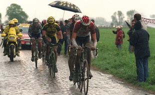 Il a un peu plu sur les routes de Paris-Roubaix en 2002.