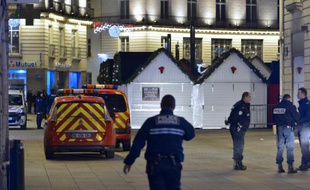 La police sur le marché de Noël de Nantes où un conducteur a foncé sur la foule, le 22 décembre 2014