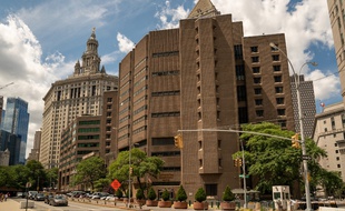 Le centre pénitencier où était détenu Jeffrey Epstein et où il a été retrouvé mort.