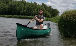 Julien Vidal sur un canoë, pour Brut.