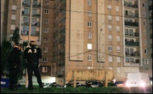 A cette heure de la journée, la cité était quasiment déserte à l'exception de quelques rares passants partant travailler. Seules quelques têtes se sont penchées aux fenêtres, alertées par le déploiement policier.