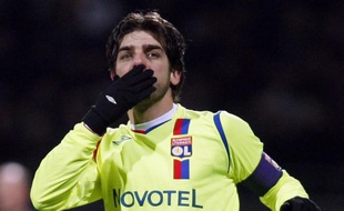 Le milieu de terrain lyonnais Juninho, lors d'un match contre le FC Barcelone en Ligue des Champions, le 24 février 2009 à Lyon.