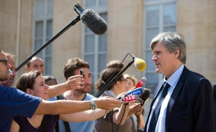 Le ministre de l'Agriculture Stéphane Le Foll a appelé lundi la grande distribution à cesser d'exercer une pression sur les prix des ufs dans un contexte de surproduction et de colère des producteurs.