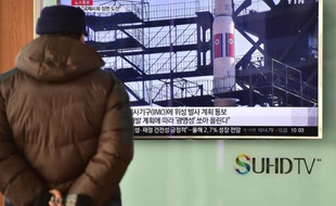 Un homme face à un écran de télévision à Seoul le 3 février 2016