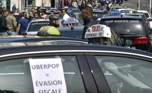 Manifestation de chauffeurs de taxi contre UberPOP le 9 juin 2015 à Nantes