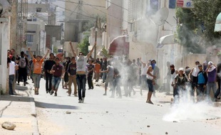 Le Premier ministre tunisien a qualifié de "terroriste" le groupe salafiste Ansar Ashariaa, jugé responsable des heurts dimanche à Tunis qui ont fait un mort et une quinzaine de blessés après l'interdiction du congrès de ce mouvement à Kairouan.