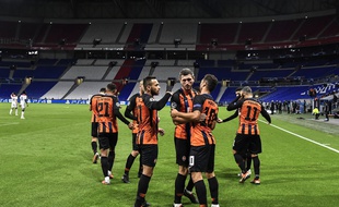 Junior Moraes fête ici avec ses partenaires son premier but mardi soir lors du match à huis clos disputé au Parc OL.