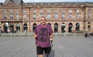 Strasbourg, le 28 septembre : Jean Luc Loiseau termine son tour de France a pied contre l obesite