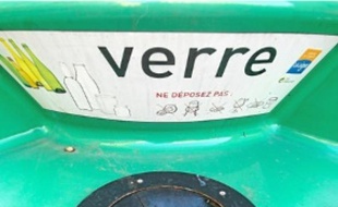 Un habitant jette 23 kilos de verre par an.