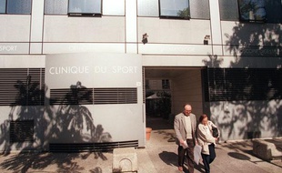 Photo prise le 11 septembre 1997 de personnes sortant de la Clinique du Sport à Paris.