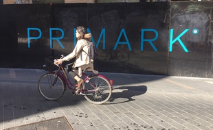 Les palissades devant le futur magasin Primark de Toulouse, tout près de la place du Capitole.