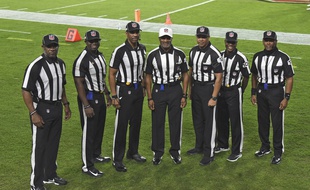 L'arbitre Jerome Boger et ses six assistants sont devenus la première équipe entièrement noire à arbitrer un match de NFL, le 23 novembre 2020.