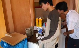 Des adolescents se restaurent dans la cuisine du château du Haut Tertre, le 12 novembre 2002 à Taverny, où la Croix-Rouge a ouvert en septembre dernier un lieu d'accueil et d'orientation (LAO) pour mineurs étrangers isolés.