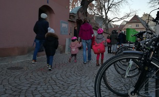 Des parents arrivent à pied avec leurs enfants devant l'école Saint Thomas à Strasbourg, deux jours après les fusillades dans le centre-ville.