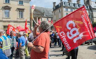 Les salariés creusois de GM&S rassemblés devant le tribunal de Commerce de Poitiers, le 24 mai 2017.