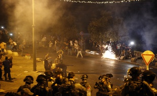 Les autorités israéliennes sont sous pression après la mort de huit personnes dans une flambée de violences engendrée par les nouvelles mesures de sécurité sur l'esplanade des Mosquées à Jérusalem, qui ont déclenché la colère des Palestiniens.