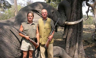 Le roi d'Espagne Juan Carlos pose devant un éléphant mort au Botswana, en 2006.
