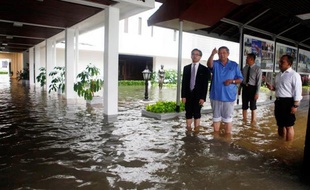De l'eau boueuse à hauteur de taille jusqu'aux alentours des hôtels de luxe, des milliers de véhicules inondés et le président obligé de retrousser ses pantalons pour rejoindre son palais: Jakarta était submergé jeudi par l'une des pires inondations de son histoire.