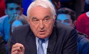 Le maire de Saint-Bauzille-de-Putois, sur le plateau du Grand Journal de Canal Plus, lundi.