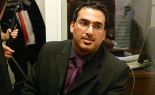 Le journaliste irakien Mountazer al-Zaïdi lors d'une rencontre avec des journalistes, à Paris, le 1er décembre 2009.