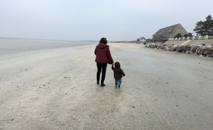 Illustration d'une mère et de son enfant.