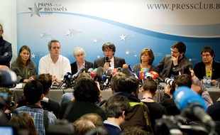 Carles Puigdemont (au centre) lors de sa conférence de presse le 31 octobre 2017.