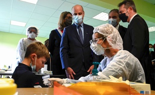 Jean-Michel Blanquer dans une école à Lavoncourt où les tests salivaires sont déployés, le 1er mars 2021.