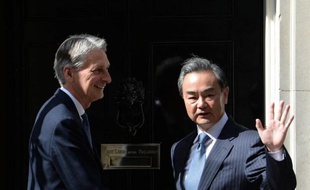 Le ministre britannique des Affaires étrangères Philip Hammond (g) et
son homologue chinois Wang Yi (d) à Londres, le 9 juin 2015