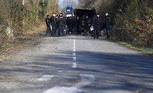Des gendarmes mobiles sur la route D281 à Notre-Dame-des-Landes.