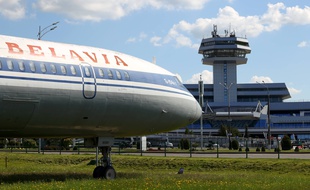 Un avion de la compagnie biélorusse Belavia, à l’aéroport de Minsk le 24 mai 2021.