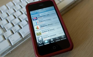 Photo d'illustration: un smartphone et un clavier.