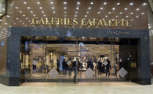 L'entrée des Galeries Lafayette à Paris, le 16 novembre 2015