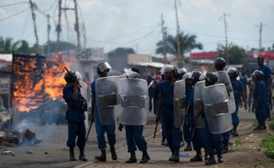Les forces de l'ordre patrouillent le 7 mai 2015 dans le quartier de Cibitoke, à Bujumbura, où ont lieu des affrontements entre partisans et opposants au régime