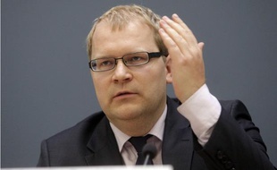 Le ministre des Affaires étrangères estonien Urmas Paet lors d'une conférence de presse à Riga, le 9 avril 2010