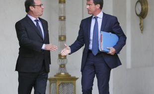 François Hollande et Manuel Valls se serrent la main à la sortie du conseil des ministres le 20 août 2014 sur le perron de l'Elysée à Paris