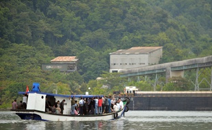 Nusa Kambangan (Indonésie), le 5 mars 2015. Sabine Atlaoui prend le bateau pour rendre visite à son mari sur l'île prison de Nusa Kambangan.