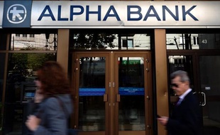 Alpha Bank, une des quatre principales banques grecques, a annoncé lundi avoir réussi à attirer 550 millions d'euros de capitaux privés pour participer à sa recapitalisation sur fonds UE-FMI, ce qui lui garantit de rester sous contrôle privé.