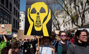 Des jeunes manifestent pour le climat à Lyon, le 12 avril 2019.