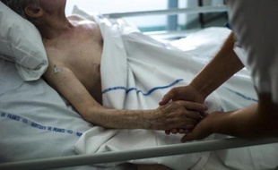 Un malade dans le service des soins palliatifs, le 22 juillet 2013 à l'hôpital d'Argenteuil, près de Paris