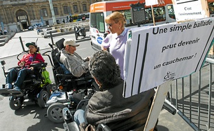 Une trentaine de personnes ont manifesté lundi matin devant la préfecture.