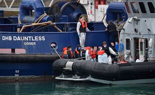 Illustration de migrants sauvés par la police des frontières britannique le 15 août 2020.
