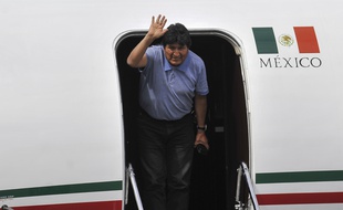 L'ancien président bolivien Evo Morales salue la foule, juste après son arrivée à Mexico.