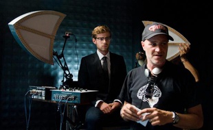 L'acteur Harry Treadaway et le réalisateur Jan Kounen sur le tournage du "Vol des Cigognes".