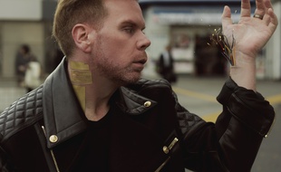 Chris Dancy lors d'un shooting photo à Tokyo, en 2013.