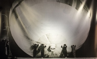 Une photographie exposée au musée de la paix de l'ancien laboratoire Noborito montre des jeunes filles travailler à la confection d'un ballon-bombe.