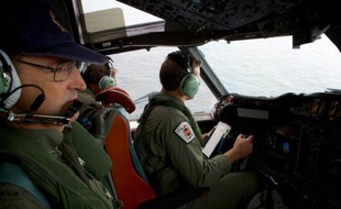Une équipe de recherche du vol MH370 survole l'océan indien le 24 mars 2014