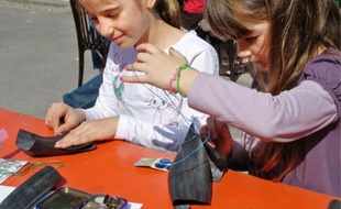 Récup'R organise aussi des travaux pratiques « couture » avec les enfants.